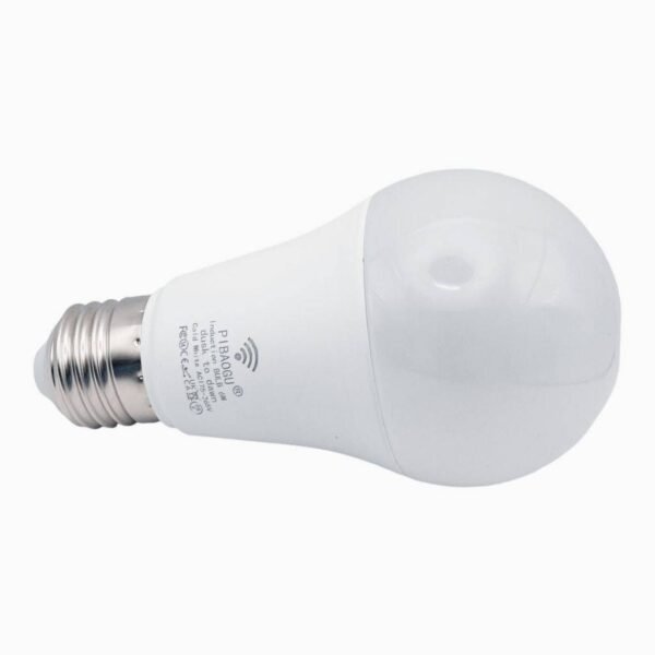 Ampoule LED intelligente PIBAOGU avec capteur crépusculaire : Cette balise alt fournit une description claire et concise du produit. Gros plan d'une ampoule LED blanche PIBAOGU avec base en métal : Cette option est plus détaillée et met l'accent sur l'apparence physique de l'ampoule. Produit PIBAOGU : ampoule LED à allumage automatique au crépuscule, lumière blanche froide : Cette balise alt met en évidence les caractéristiques clés du produit.