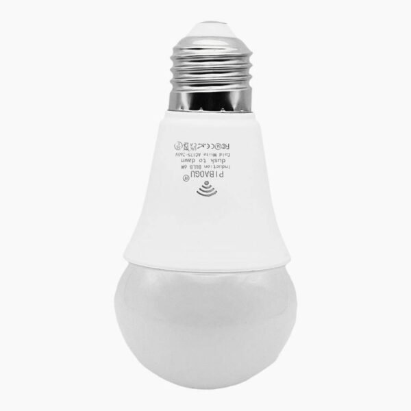 Ampoule LED intelligente PIBAOGU avec capteur crépusculaire : Cette balise alt fournit une description claire et concise du produit. Gros plan d'une ampoule LED blanche PIBAOGU avec base en métal : Cette option est plus détaillée et met l'accent sur l'apparence physique de l'ampoule. Produit PIBAOGU : ampoule LED à allumage automatique au crépuscule, lumière blanche froide : Cette balise alt met en évidence les caractéristiques clés du produit.