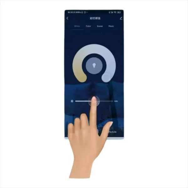 Main contrôlant l'application d'une ampoule connectée Réglage de la couleur d'une ampoule intelligente Interface de contrôle d'une lampe connectée